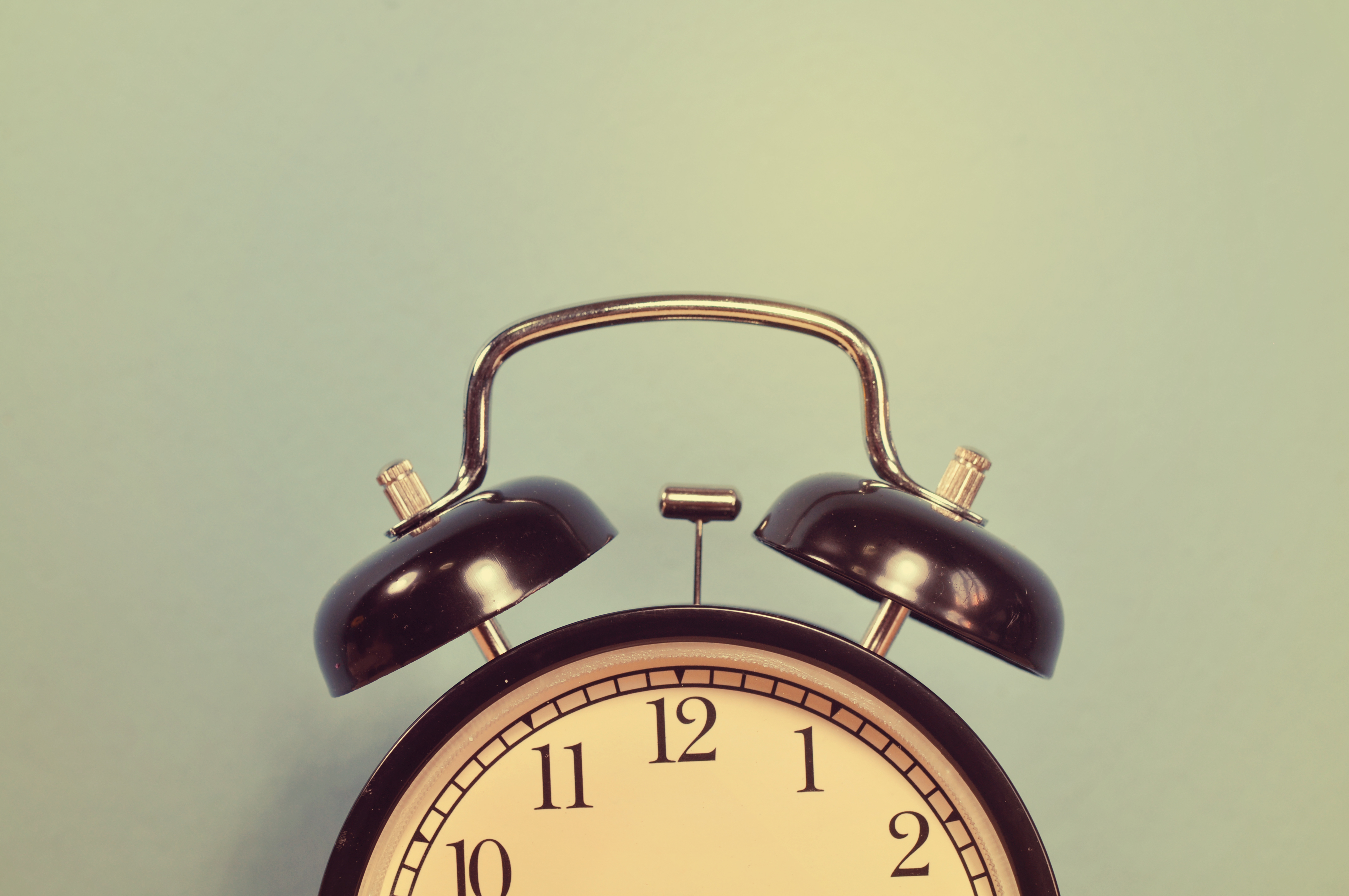 old fashioned alarm clock that plays radio channel